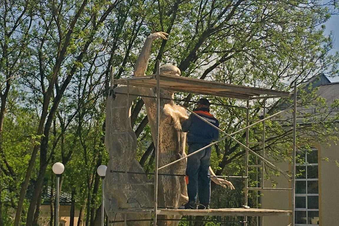 В Витебске делают пилинг девушкам из городского фонтана. Фото Сергея Серебро