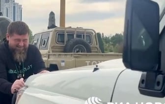 Рамзан Кадыров тянет внедорожник Toyota - видео