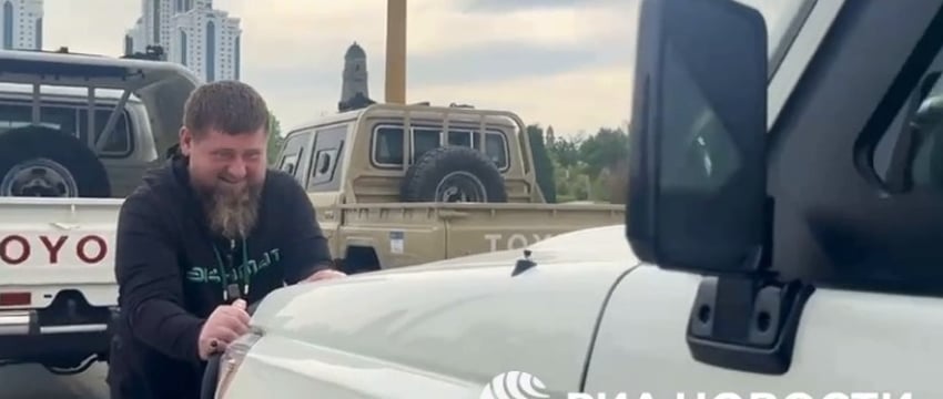 Рамзан Кадыров тянет внедорожник Toyota - видео