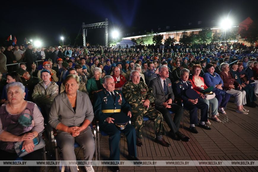 Около 20 тыс. человек стали участниками митинга-реквиема в Брестской крепости