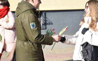 Военнослужащие 38-ой Брестской отдельной гвардейской десантно-штурмовой бригады поздравили брестчанок с Днём женщин