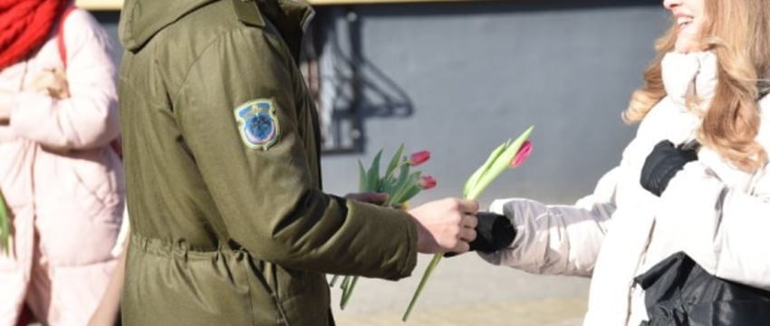 Военнослужащие 38-ой Брестской отдельной гвардейской десантно-штурмовой бригады поздравили брестчанок с Днём женщин