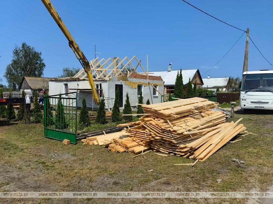 Шок, слезы и помощь. Агрогородок Лопатино Пинского района приходит в себя после разрушительного урагана