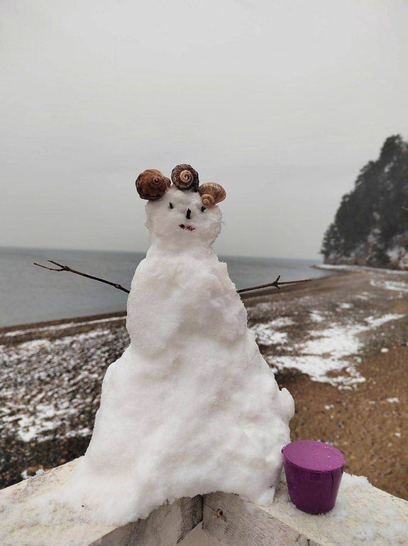 В Сочи сейчас своя атмосфера — на пляже лепят снеговиков, а туристы и местные достали лыжи