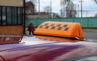 В Бресте 280 таксистов годами получали зарплату «в конвертах»