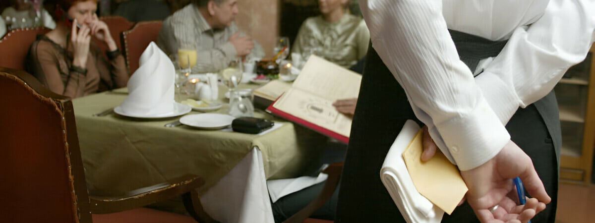 Кому принадлежат чаевые — официантам или кафе? В МНС Беларуси пообещали новый законопроект
