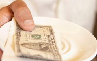 Могут ли в Беларуси кафе автоматически включать чаевые в счет?