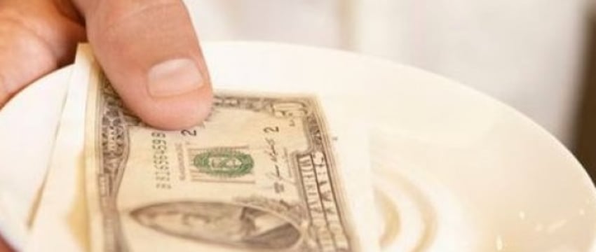 Могут ли в Беларуси кафе автоматически включать чаевые в счет?