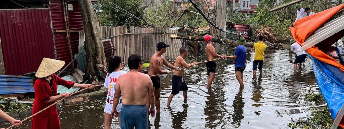 Летающие люди, «танцующие» здания и отзывчивые автомобилисты. Соцсети наводнили видео последствий супертайфуна Яги, «потрепавшего» всю Азию — Видео