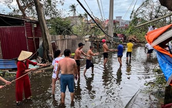 Летающие люди, «танцующие» здания и отзывчивые автомобилисты. Соцсети наводнили видео последствий супертайфуна Яги, «потрепавшего» всю Азию — Видео