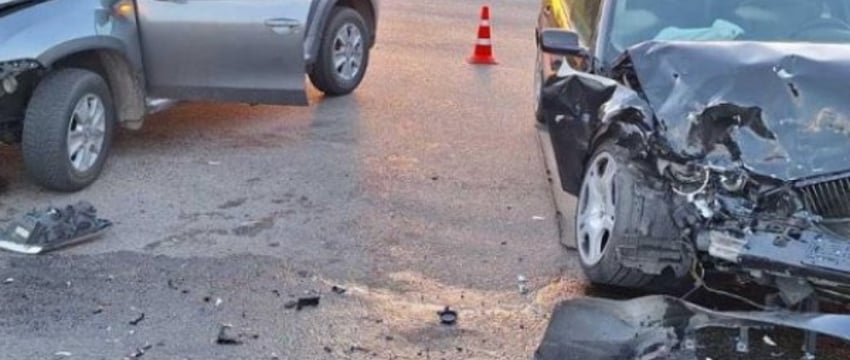 В Кобрине столкнулись Nissan и BMW. Кто виноват?