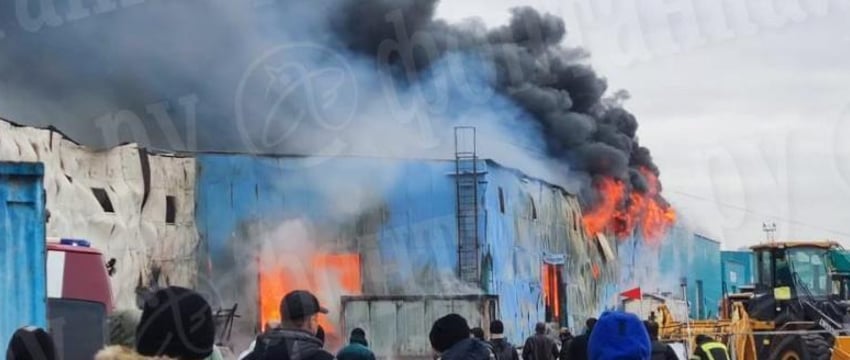 Люди пострадали из-за мощного пожара в ангаре в Ленинградской области