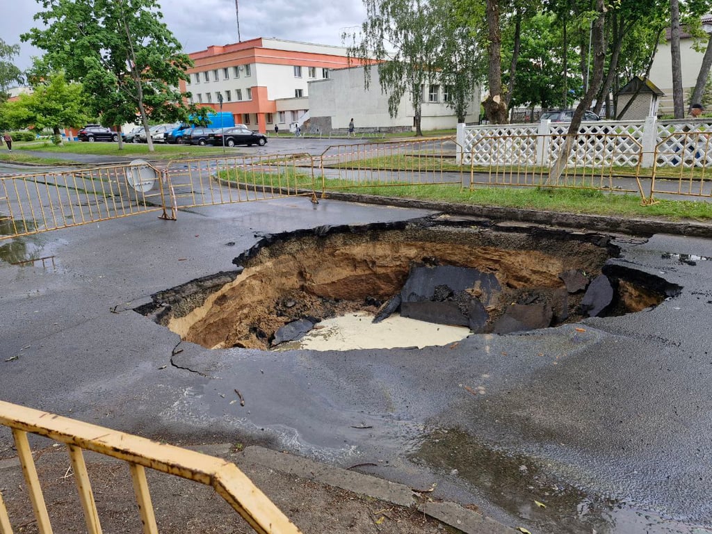 В Солигорске спецтехника водоканала провалилась под асфальт