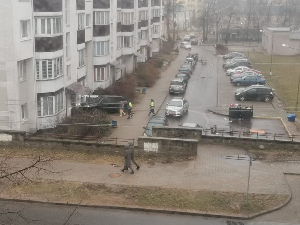 В Минске BMW въехал в подъезд многоэтажки