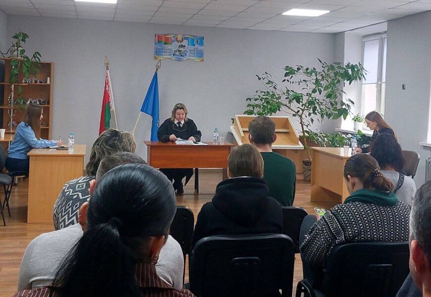 В Беларуси суд лишил родительских прав многодетную пару. Вот что произошло
