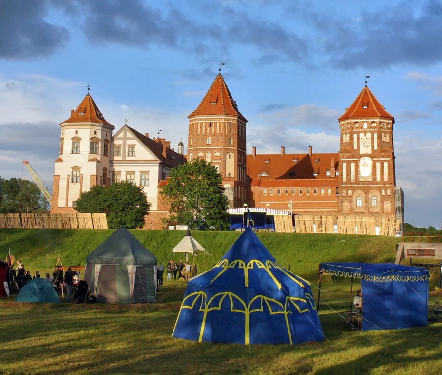 Дорого и с привидениями: ночуем в древнем замке в Беларуси