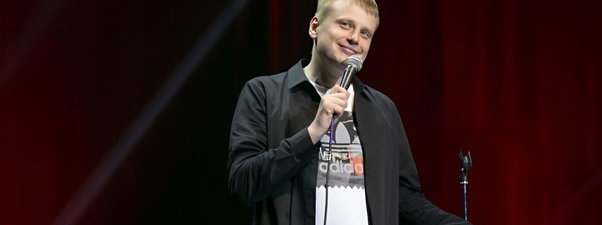 КГБ Беларуси внёс комика Славу Комиссаренко в список террористов