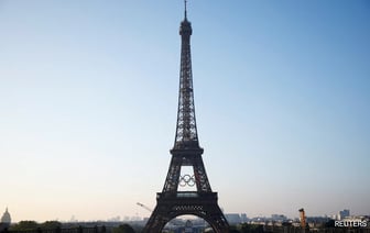 Открытие олимпийских колец на Эйфелевой башне перед Играми 2024 года в Париже