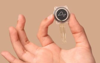 Компания Илона Маска Neuralink впервые вживила чип в мозг человека