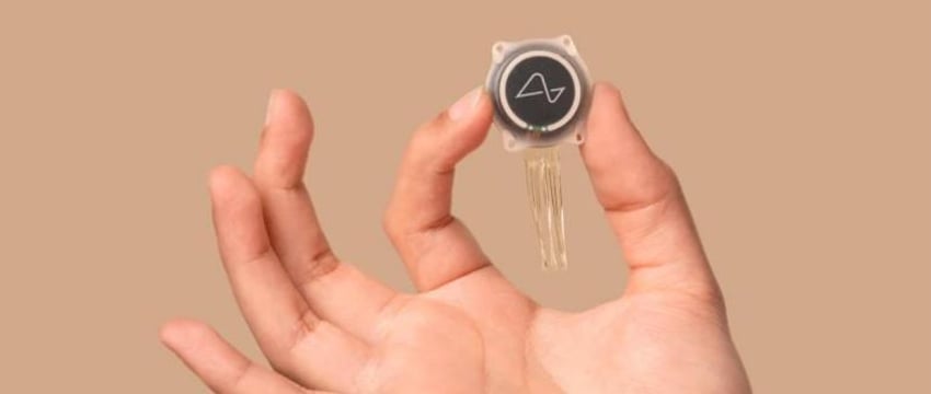 Компания Илона Маска Neuralink впервые вживила чип в мозг человека