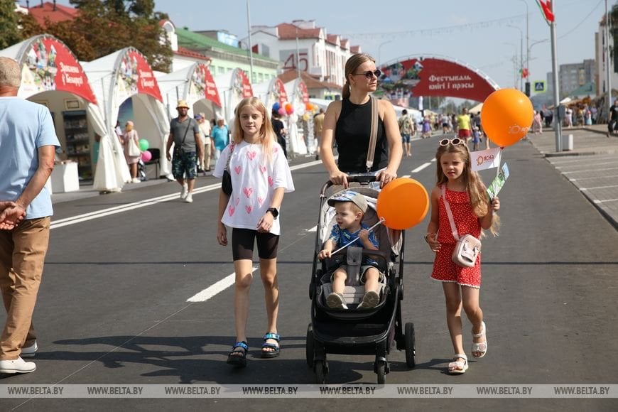 Жители Ивацевичей рассказали, как город расцвел ко Дню письменности