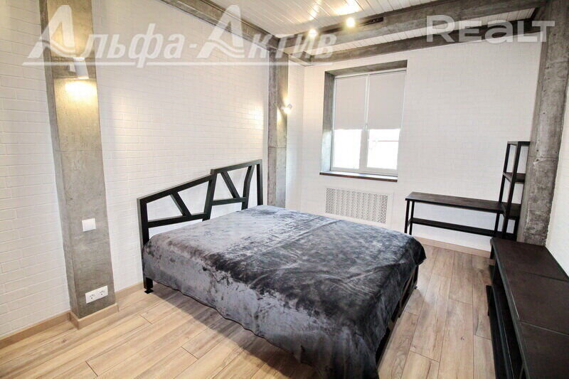 В этой трехэтажке в советские годы жила партийная элита Бреста. А что там сейчас продают?