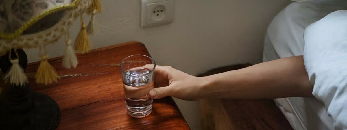 Сколько воды можно выпить на ночь? Врач назвала 2 фактора, из-за которых не возникнет ни жажды, ни желания сходить в туалет — Полезно