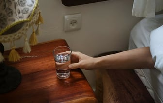 Сколько воды можно выпить на ночь? Врач назвала 2 фактора, из-за которых не возникнет ни жажды, ни желания сходить в туалет — Полезно