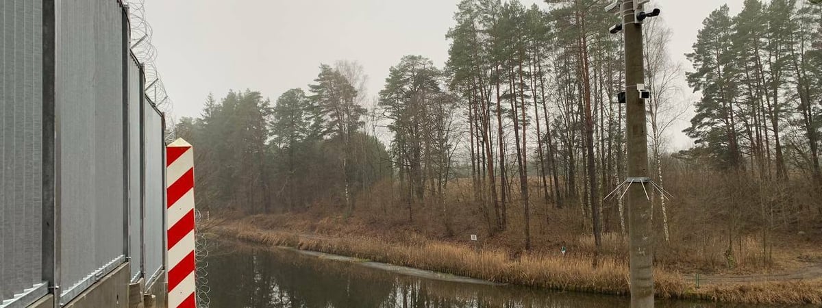 «Мышь не проскочит» — Польша приступила к строительству электронного забора на реке у границы с Беларусью — Фото