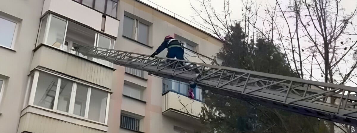 В Марьиной Горке двухлетний малыш закрыл маму на балконе — Видео