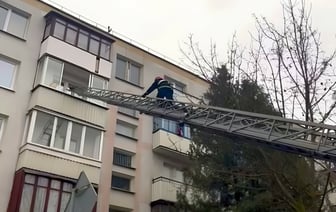 В Марьиной Горке двухлетний малыш закрыл маму на балконе — Видео