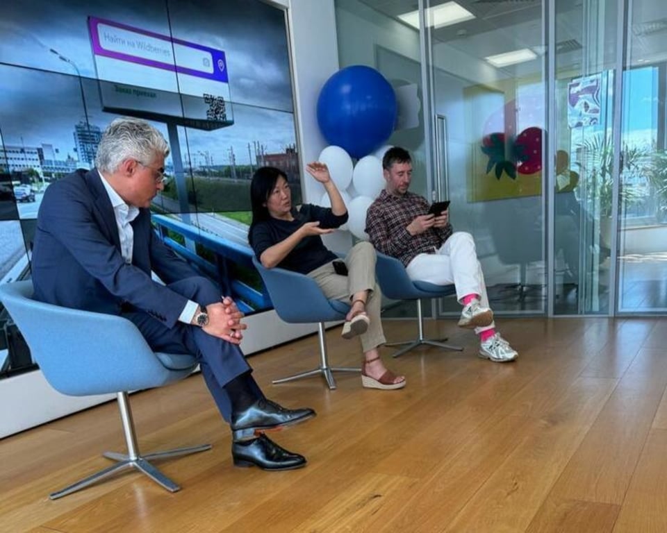 Фото с мероприятия, посвященного слиянию компаний, на котором присутствуют основательница Wildberries Татьяна Бакальчук (в центре) и ее муж Владислав Бакальчук (справа). Фото из телеграм-канала Татьяны Бакальчук