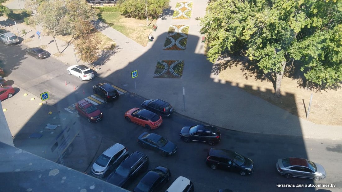 Один неудачно припаркованный автомобиль может создать проблемы многим. Вот доказательство