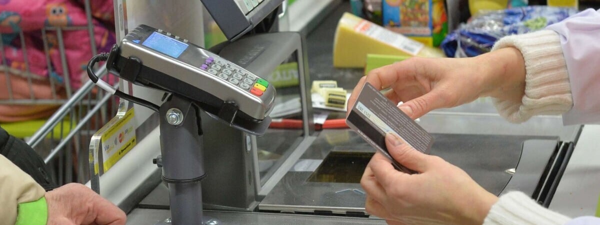 Еще один банк предложил белорусам снимать деньги в кассах магазинов вместо банкоматов. Как это работает?