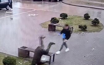 «С потерпевшим даже не знаком» – Появилось видео, как мужчина в Гродно ударил ногой пенсионера — Видео