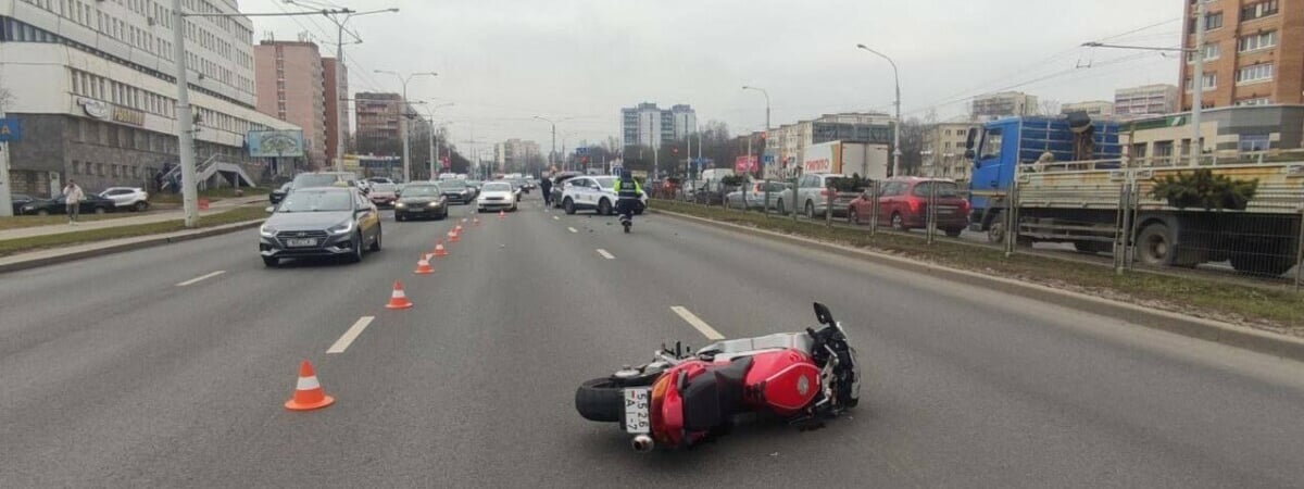 Следственный комитет показал видео, как в Минске легковушка не уступила дорогу мотоциклисту — Видео
