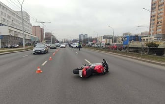 Следственный комитет показал видео, как в Минске легковушка не уступила дорогу мотоциклисту — Видео