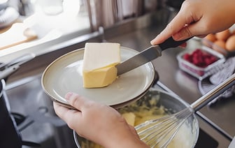 Как быстро размягчить масло? Эти 3 трюка займут всего несколько минут — Полезно