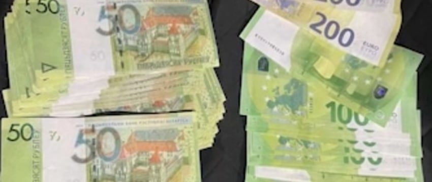 Оставил в авто свыше двух тысяч рублей и 2,5 тысячи евро. За дачу взятки инспекторам ГАИ задержан пьяный водитель