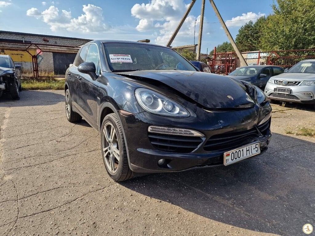 На белорусском аукционе активно торговались за битый Porsche. Какова финальная ставка?