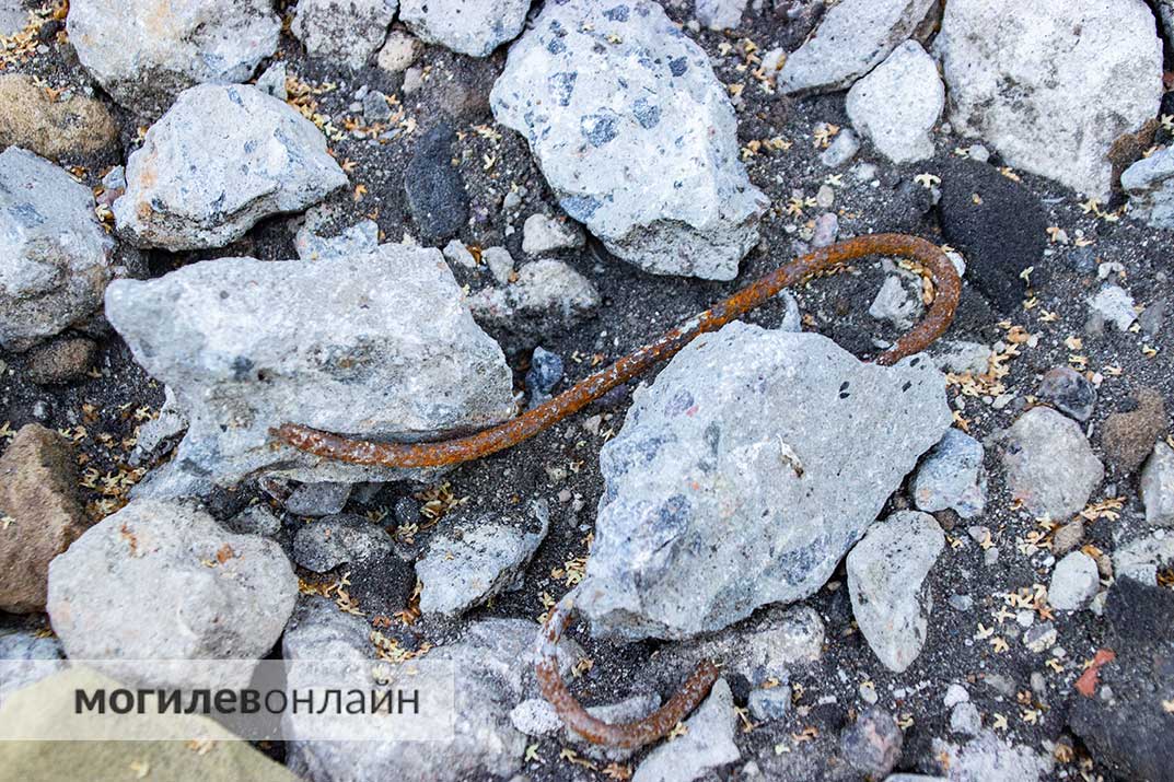 В гаражах на улице Симонова могилевчане обнаружили обломки «Строммашины». Зачем они там?