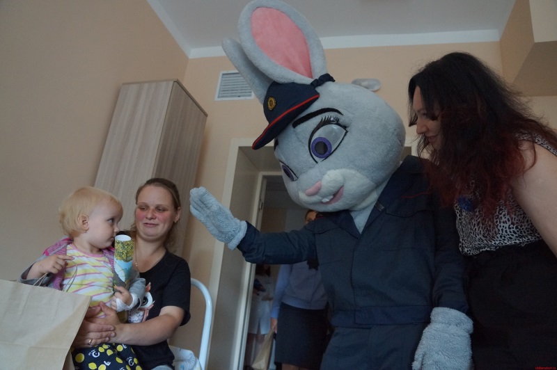 В Бресте «Зайка» и «Лев» посетили ребят в детской областной больнице
