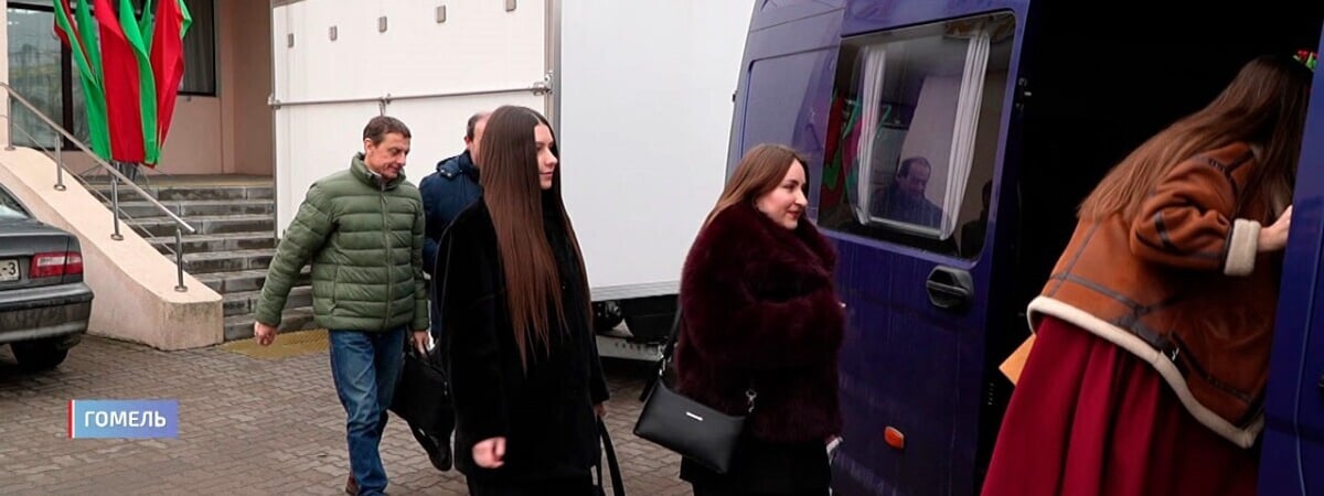 По Гомельской области начал курсировать «автоклуб» со сценой в прицепе. Это что такое? — Видео