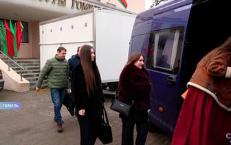 По Гомельской области начал курсировать «автоклуб» со сценой в прицепе. Это что такое? — Видео