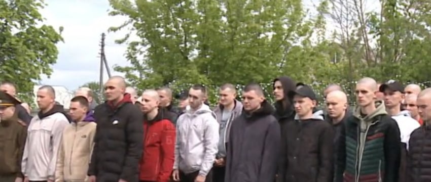 В Беларуси началась отправка призывников на срочную военную службу. Видео из Бреста