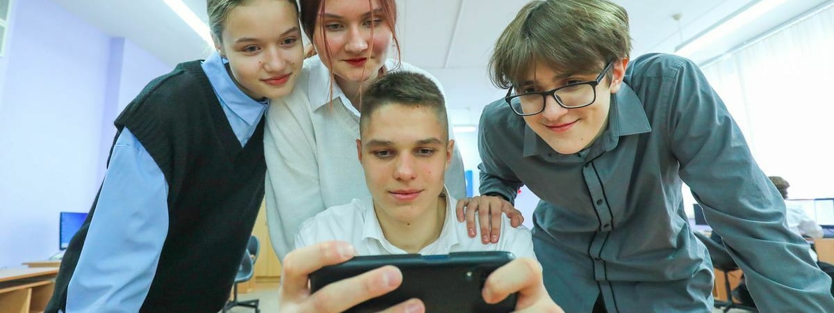 «Родители призывают» — В Минобразования ответили, разрешат ли пользоваться мобильниками детям в белорусских школах