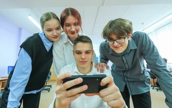 «Родители призывают» — В Минобразования ответили, разрешат ли пользоваться мобильниками детям в белорусских школах