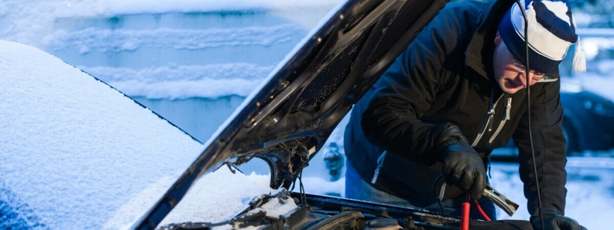 Этот трюк поможет завести машину в мороз. Опытные механики рассказали, почему он реально действует — Видео