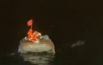 Турист два месяца дрейфовал на лодке с телами погибших родственников — видео