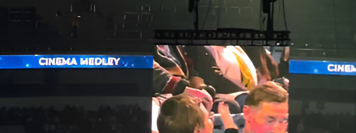 «Какая крутая традиция!» — Целующиеся парочки на концерте в Минске собрали 850 тысяч просмотров в TikTok — Видео